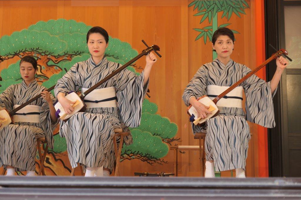 Tempelmuzikanten bespelen de shamisen