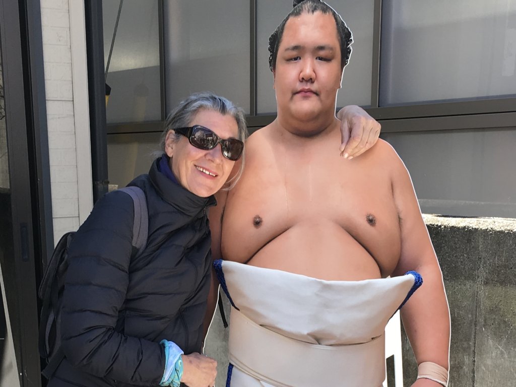 Sumoworstelaar (van bordkarton) en Caroline