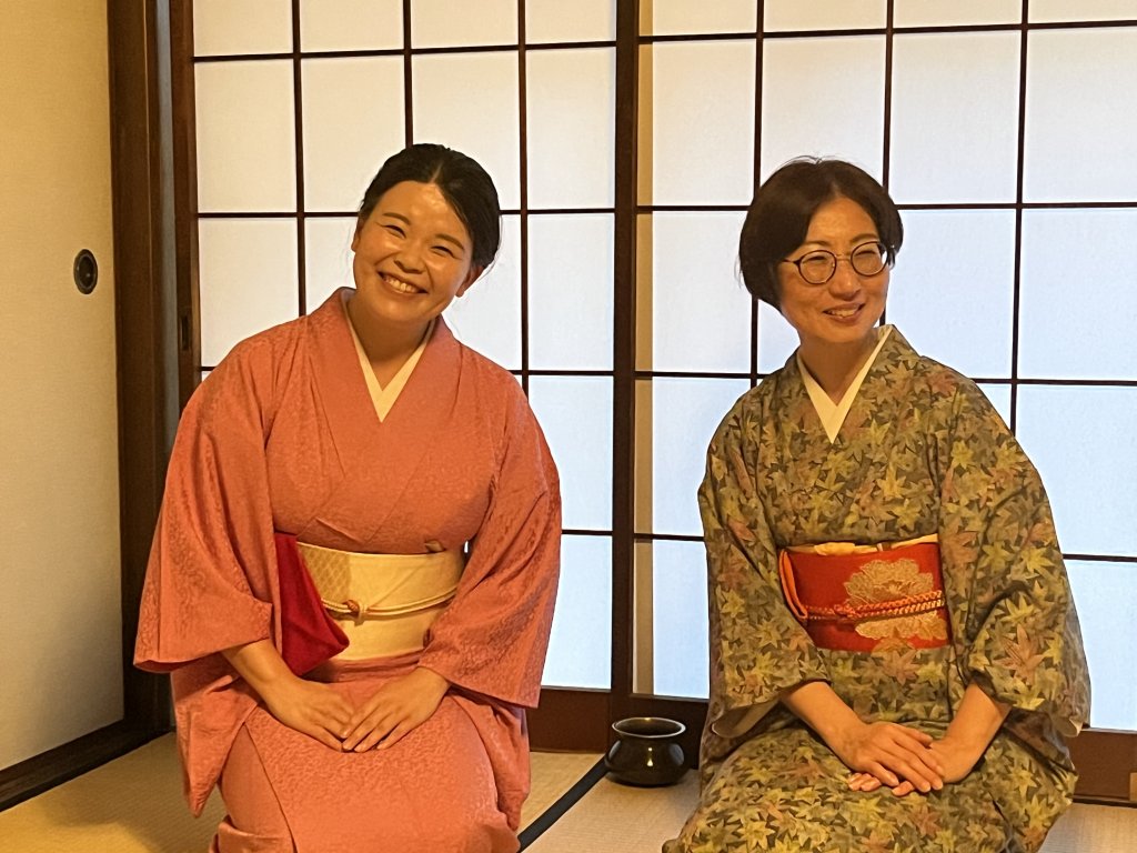 Dames in kimono theeceremonie