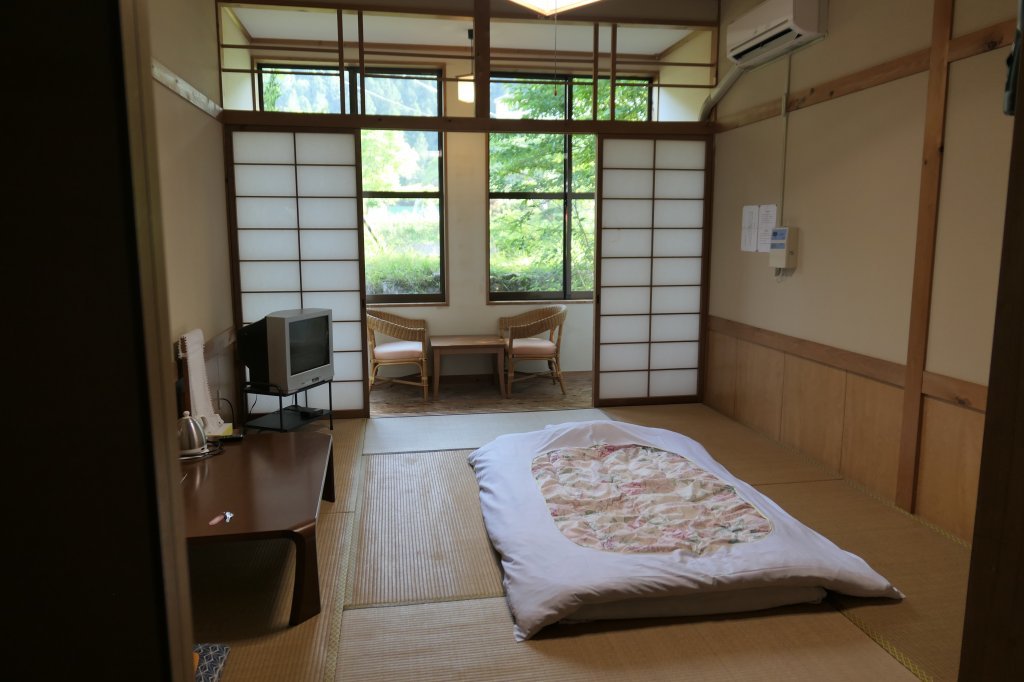Kamer met tatamimatten en futon in ryokan