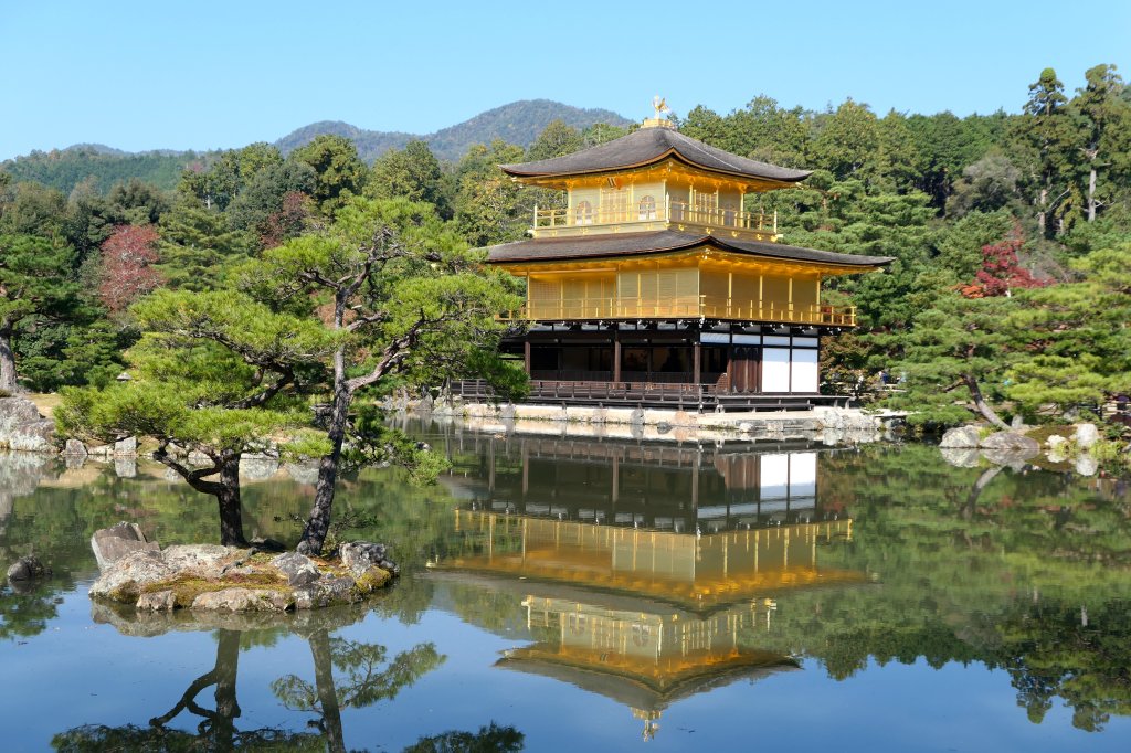 De Gouden Tempel in Kyoto in de lente