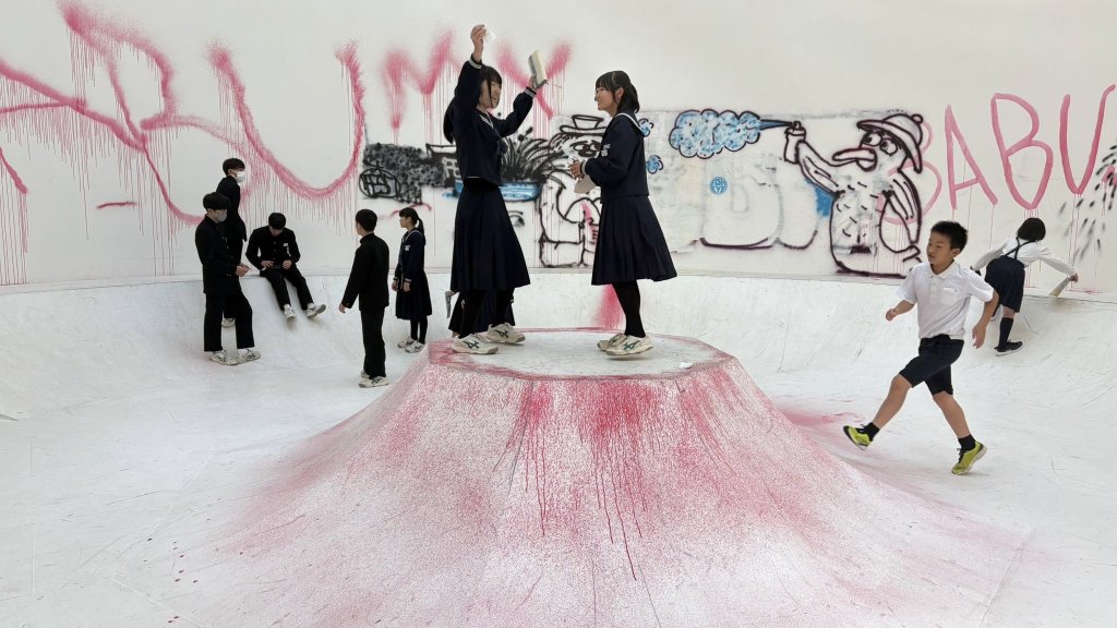 schooljeugd in uniform in het 21st Century Museum in Kanazawa